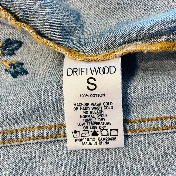 Driftwood women's floral embroidered light wash denim jean jacket size small - Picture 6 of 6
